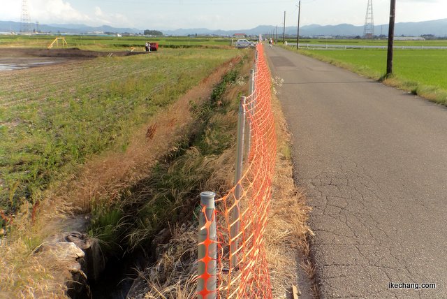 写真：通学路わきのネットフェンス（芳賀地区調整池整備工事）