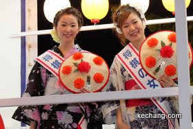 写真：将棋の女王・野沢純子さんと山口瑚雪さん（第24回天童夏まつり）