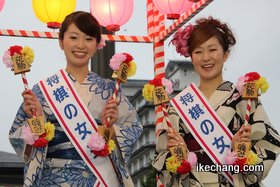 写真：将棋の女王・野沢純子さんと山口瑚雪さん（第24回天童夏まつり）