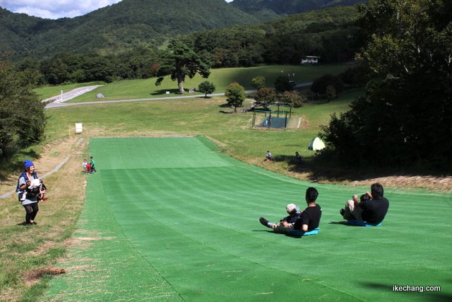 写真：天童高原の夏ソリすべり