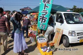 写真：ブドウや花を販売するお店（軽トラ市in天童）