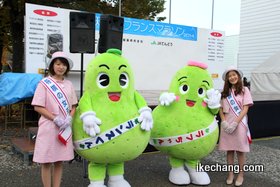 写真：将棋の女王とラフちゃん、ランスくん（天童ラ・フランスマラソン2014）