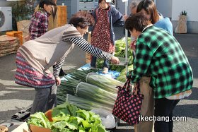 写真：野菜を売る様子（天童市農業まつり）