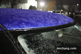 写真：車の屋根に積もった雪