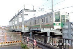 写真：工事中の天童南駅を通過する普通列車