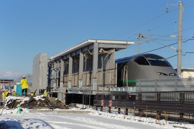 写真：工事中の天童南駅を通過する山形新幹線つばさ