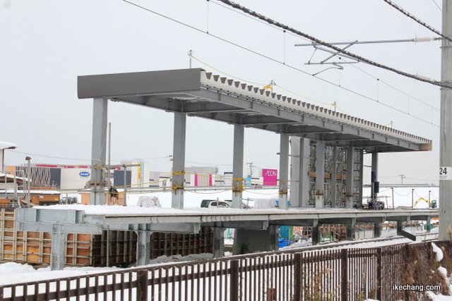 写真：線路東側から見た建設中の天童南駅