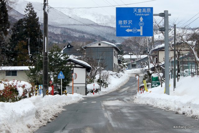 写真：きれいに除雪された天童高原に向かう道路（天童高原スキー場開き）