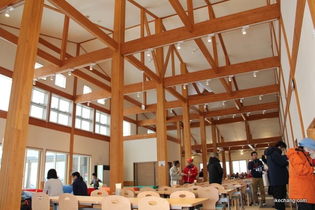 写真：木材がふんだんに使われた内部（天童高原地域交流センター開所式）