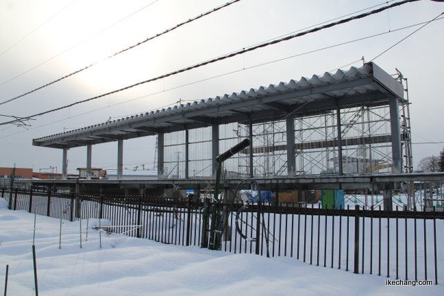 写真：線路東側から見た工事中の天童南駅