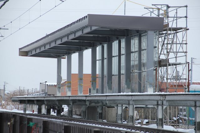 写真：線路北東から見た工事中の天童南駅