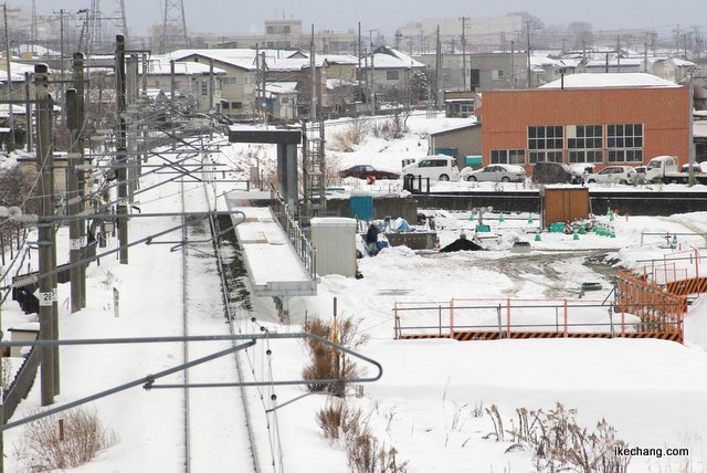 写真：芳賀跨線橋から見た工事中の天童南駅