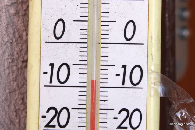 写真：マイナス8度を示した自宅外の温度計