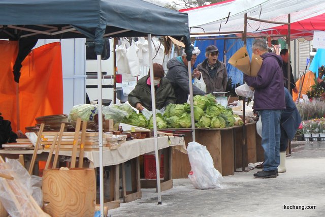 写真：臼や杵、白菜を売る屋台（天童歳の市）
