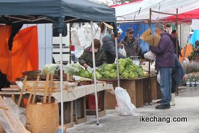 写真：臼や杵、白菜を売る屋台（天童歳の市）