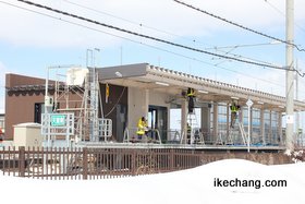 写真：線路東側から見た工事中のJR天童南駅