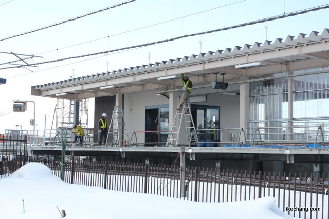 写真：線路東側から見た工事中のJR天童南駅