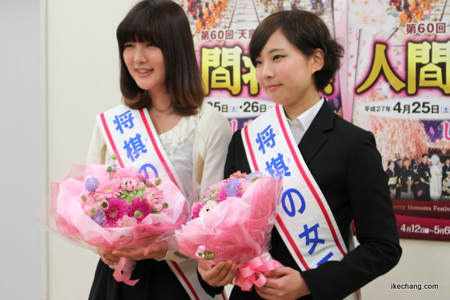 写真：第36代将棋の女王の坂口珠愛さんと山田紗也さん