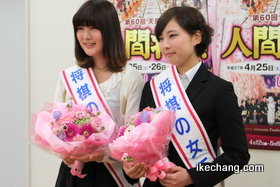 写真：第36代将棋の女王の坂口珠愛さんと山田紗也さん