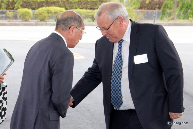 写真：アリスター・ソウマン市長と握手する山本信治天童市長（マールボロウ市訪問団）