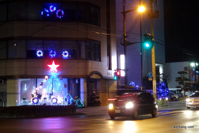 写真：JR天童駅前の菅野馨眼科医院に飾り付けられたクリスマスイルミネーション
