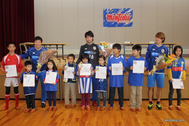 写真:記念撮影する3選手とエスコートキッズのみなさん(天童市モンテ応援隊交流会)
