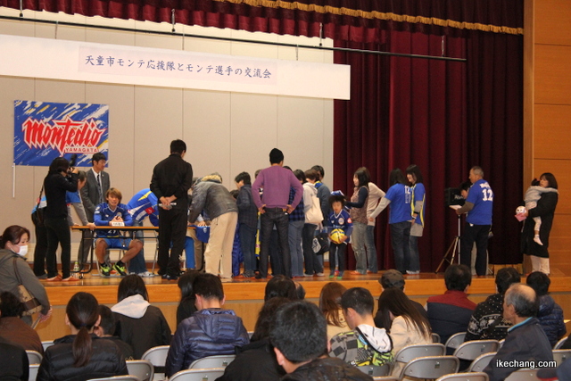 写真:参加者全員へのサイン会(天童市モンテ応援隊交流会)