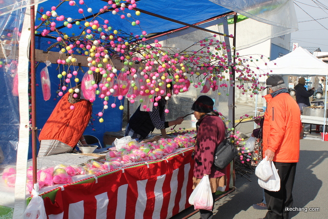 写真：団子木を買い求める人たち（天童初市）