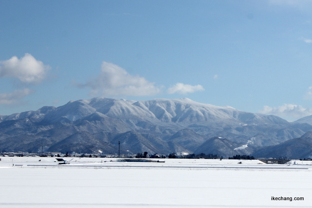 写真：天童市西部から眺めた面白山