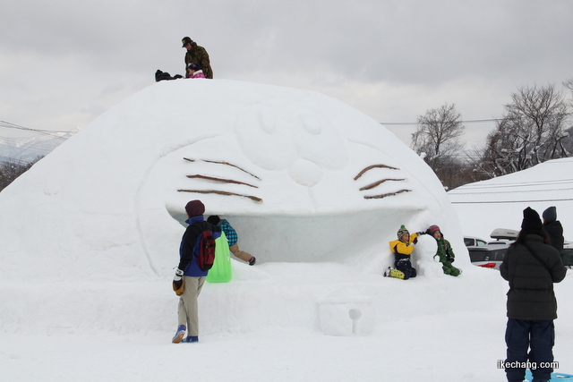 写真：ドラえもんの巨大雪像（天童高原スノーパークフェスタ）