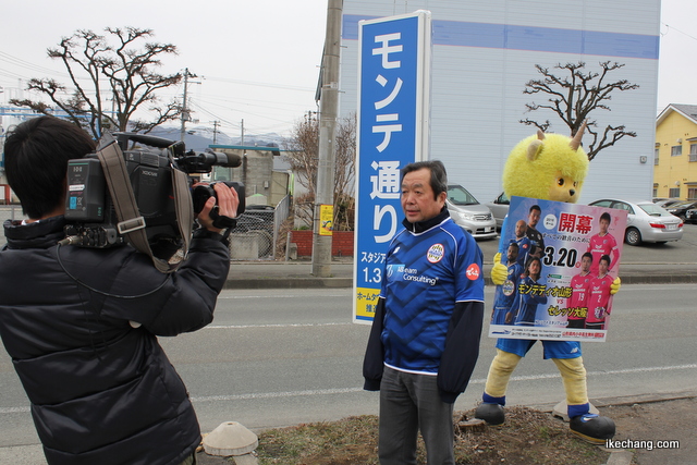 写真：インタビューに答える須藤会長（「モンテ通り」看板設置）