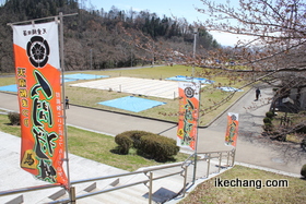 写真：人間将棋のノボリ旗が掲げられた舞鶴山山頂広場
