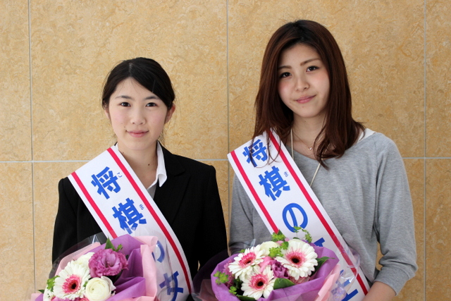 写真：第37代将棋の女王に選ばれた阿部汐里さんと高橋真由美さん