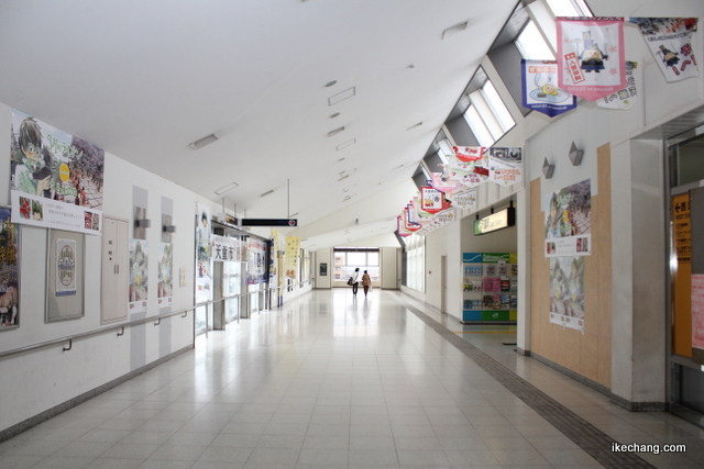 写真：天童駅に掲示された「３月のライオン」と天童市のコラボポスター