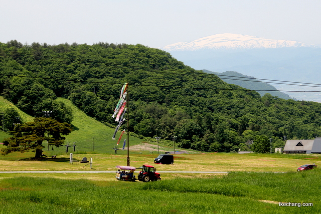 写真：トラクター馬車と月山（天童高原６３４の松交流イベント）