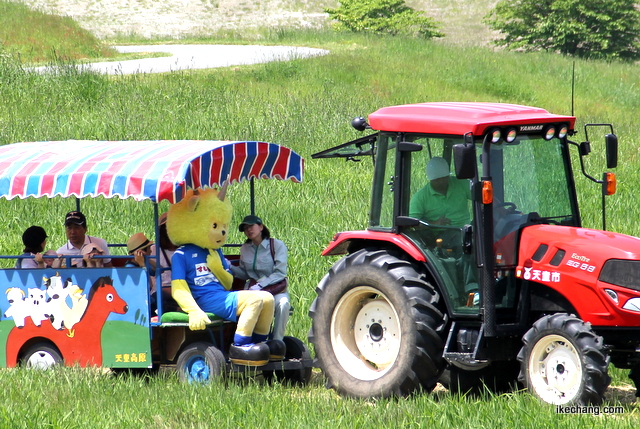 写真：トラクター馬車に乗るディーオ（天童高原６３４の松交流イベント）