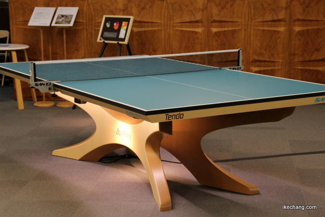 写真：天童木工ショールームに展示されたリオ五輪の卓球台infinity（天童木工）