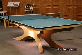 写真：天童木工ショールームに展示されたリオ五輪の卓球台infinity（天童木工）