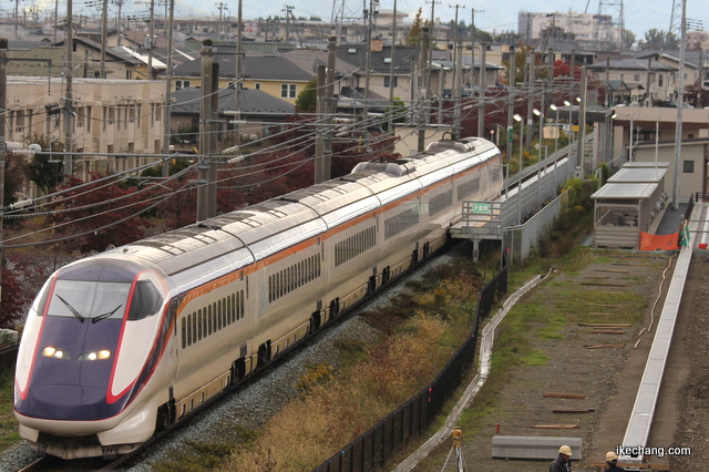 写真：天童南駅を通過する現行の山形新幹線（銀色「つばさ」ラストラン）