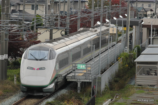 写真：天童南駅を通過する銀色「つばさ」