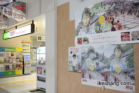 写真：「３月のライオン スタンプラリー」ポスターが掲げられたＪＲ天童駅前