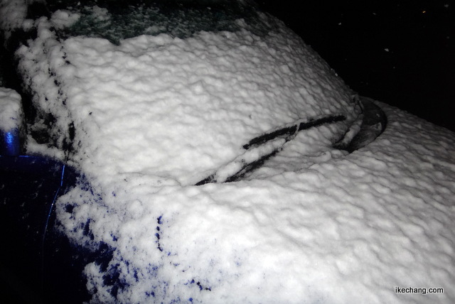 写真：雪が積もった車
