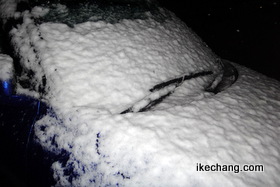 写真：雪が積もった車