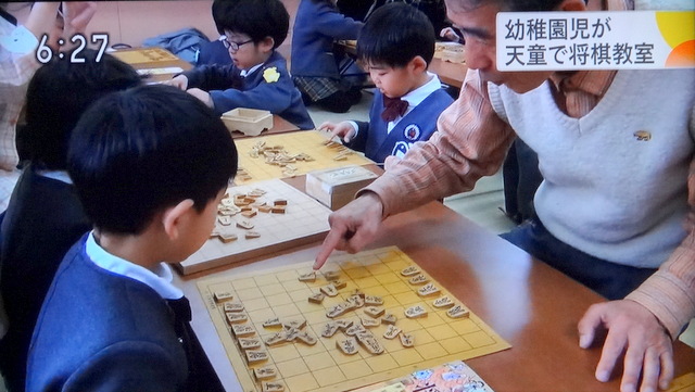 写真：園児の将棋教室のニュース冒頭（NHKより）