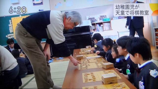 写真：園児の将棋教室のニュース冒頭（NHKより）