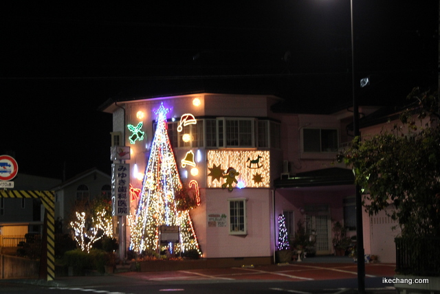 写真：クリスマスイルミネーションが点灯されたみゆき歯科医院