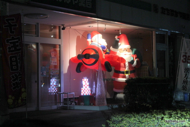 写真：サンタクロースが飾られrたたちばなや薬局