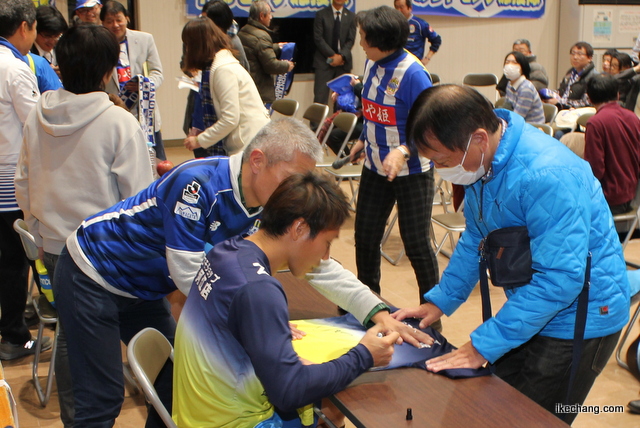 写真：サイン会（天童市民とモンテ選手との交流会