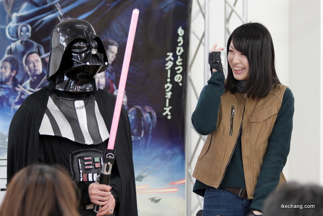 写真：田中悠一五段と山口恵梨子女流二段（スター・ウォーズ将棋特別対局in天童）