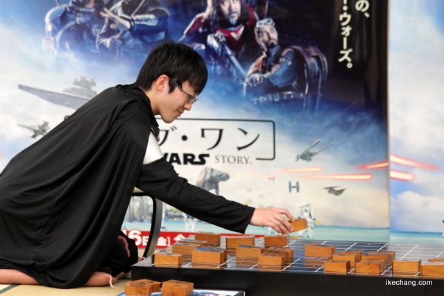 写真：楽しみながら将棋を指す田中悠一 五段（スター・ウォーズ将棋特別対局in天童）